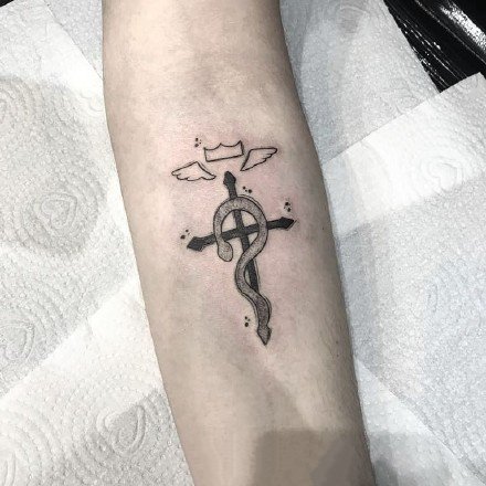 手臂上的一组个性黑色小点刺纹身图案