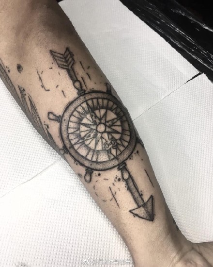 手臂上的一组个性黑色小点刺纹身图案