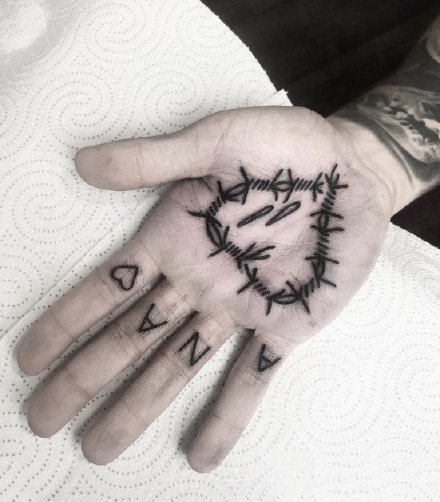 纹在手掌心里的创意黑色小纹身图案