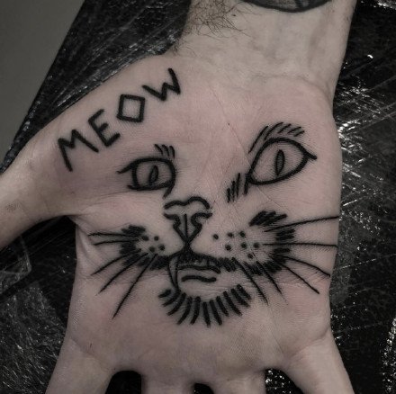 纹在手掌心里的创意黑色小纹身图案