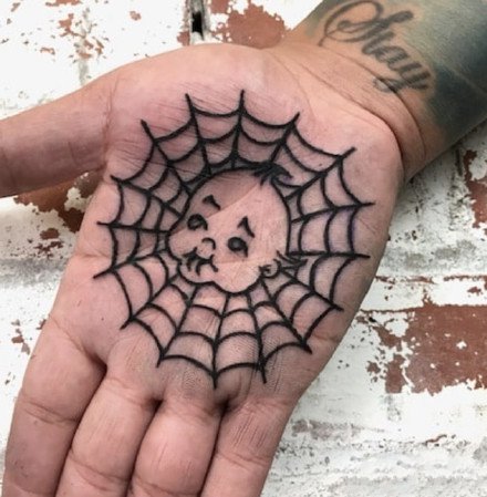 纹在手掌心里的创意黑色小纹身图案