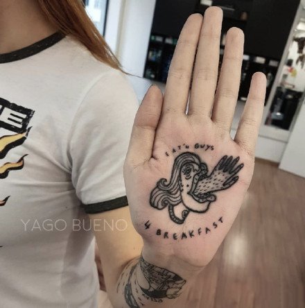 纹在手掌心里的创意黑色小纹身图案