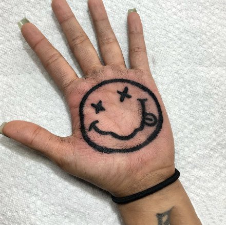 纹在手掌心里的创意黑色小纹身图案