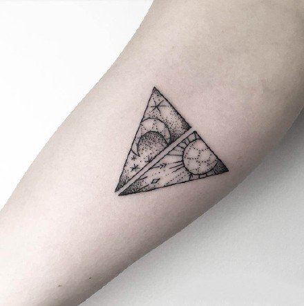 18张月亮星球元素组成的一组创意纹身图案