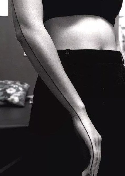 直线纹身图：一组9张简约线条组成的纹身图案欣赏