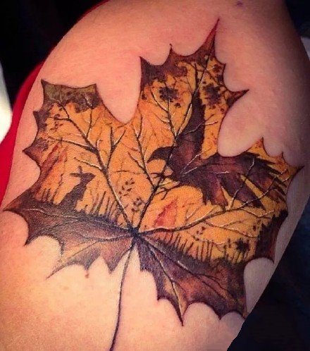 枫叶纹身图片：漂亮的一组枫叶纹身作品图片欣赏