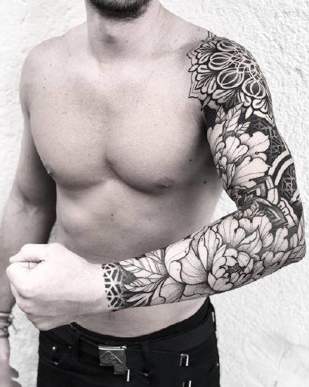 繁花花臂纹身：一组黑灰点刺繁花图腾纹身花臂作品欣赏