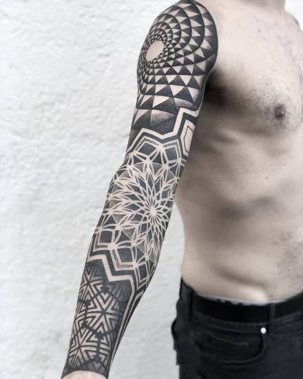 繁花花臂纹身：一组黑灰点刺繁花图腾纹身花臂作品欣赏