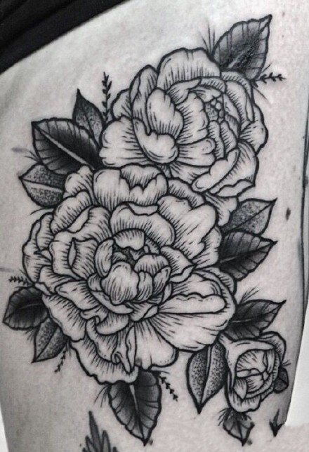 纹在手臂胳膊上的黑灰素花花卉纹身图案欣赏