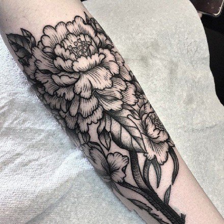 纹在手臂胳膊上的黑灰素花花卉纹身图案欣赏