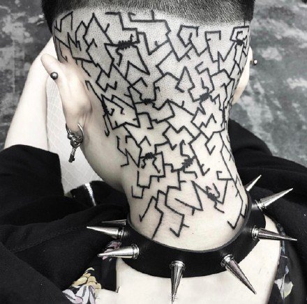 很奇妙的线条组成的黑灰色点刺纹身图案9张