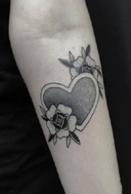 黑色点刺小纹身：点刺风格的一组黑色小纹身图案9张