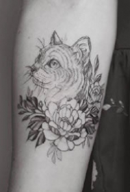 很有艺术感的一组胳膊上黑灰小纹身图案欣赏