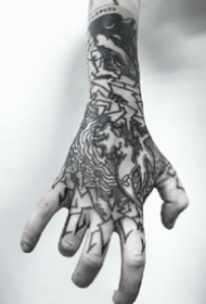 很奇妙的线条组成的黑灰色点刺纹身图案9张