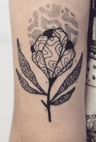 一组胳膊上的点刺黑色小图纹身作品欣赏