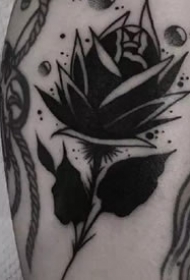 深黑色的一组暗黑色点刺纹身图案