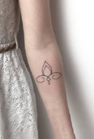 超简约的一组线条组成的简单纹身图片