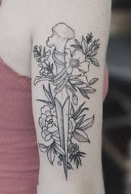 手臂和大腿上适合的大幅点刺黑灰花卉纹身图案欣赏