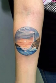 小手臂上的一组几何圆形小风景纹身图案