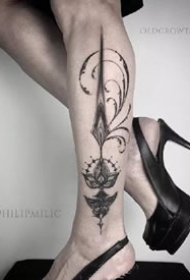 适合女性的很性感黑灰点刺线条纹身