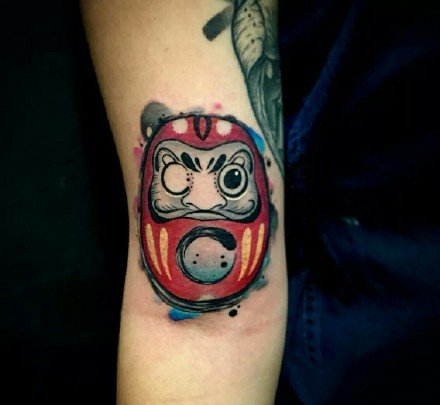 一组手臂上的红色调达摩蛋纹身图案