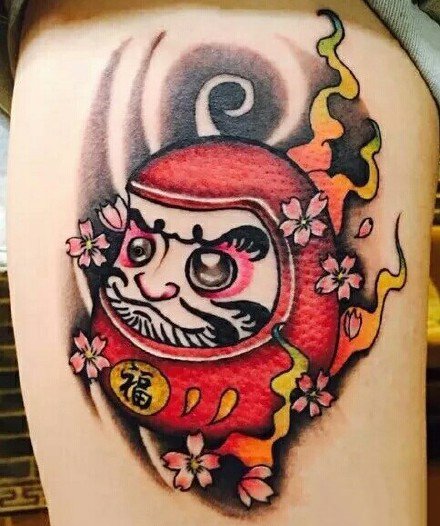 一组手臂上的红色调达摩蛋纹身图案