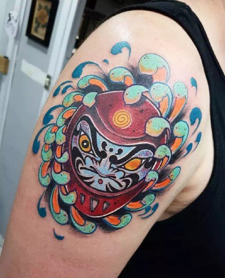 一组手臂上的红色调达摩蛋纹身图案