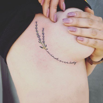 胸侧之花：纹在女性侧胸处性感的花卉小纹身图案