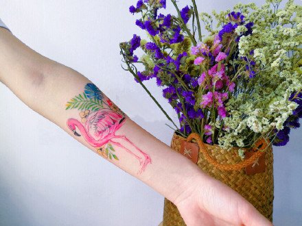 女孩子胸前锁骨处的小清新漂亮纹身图案