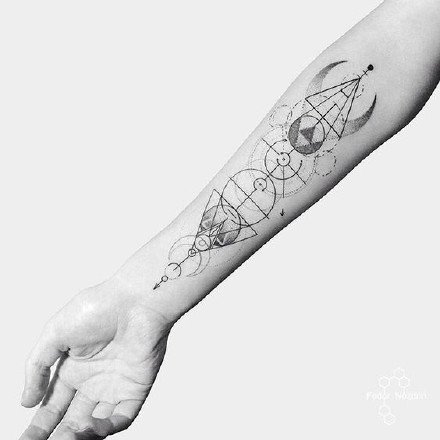 纹在小手臂上好看的几何线条黑灰纹身图案9张