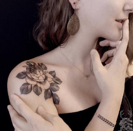 适合女生的各部位唯美的素花纹身图案