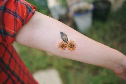 小清新的一组红色小花花纹身作品图片