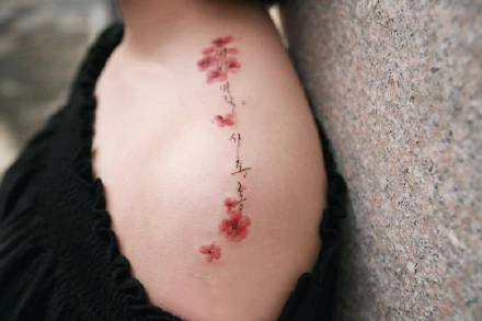 小清新的一组红色小花花纹身作品图片