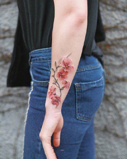 小清新的一组红色小花花纹身作品图片