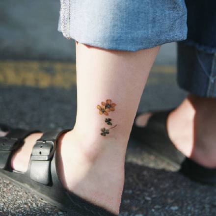 小清新的一组红色小花花纹身作品图片