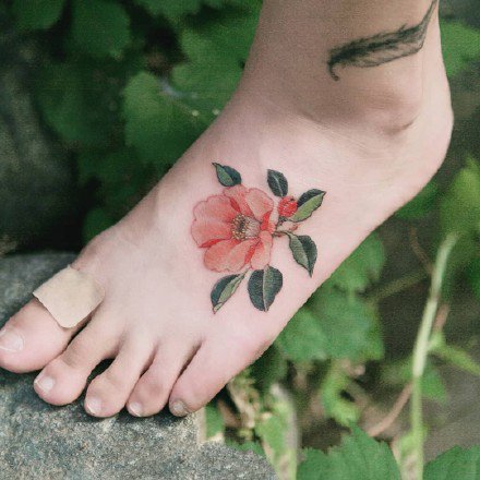 小清新的一组红色小花花纹身作品图片