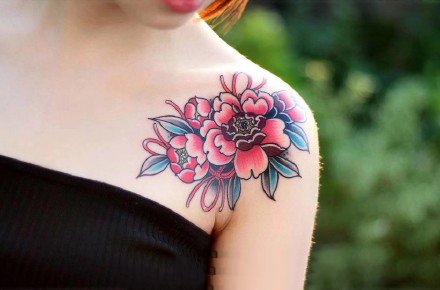 女性肩部刺青：一组纹在女性肩部的school纹身图案