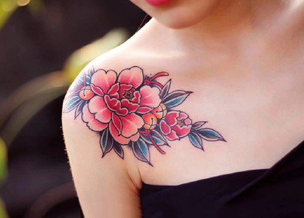 女性肩部刺青：一组纹在女性肩部的school纹身图案