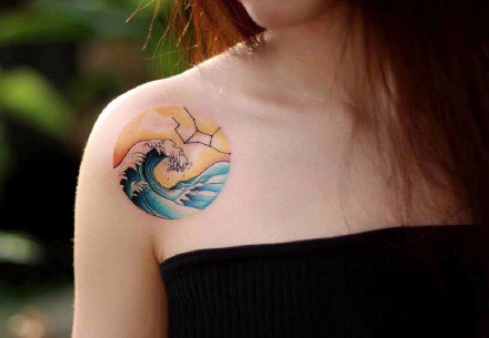 女性肩部刺青：一组纹在女性肩部的school纹身图案