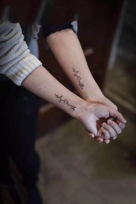 适合情侣小臂上的成对心电图纹身图案