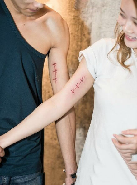 适合情侣小臂上的成对心电图纹身图案