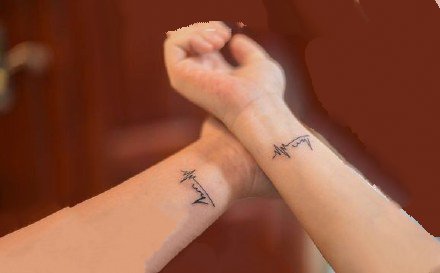 适合情侣小臂上的成对心电图纹身图案