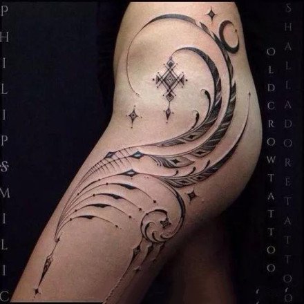 适合女性的很性感黑灰点刺线条纹身