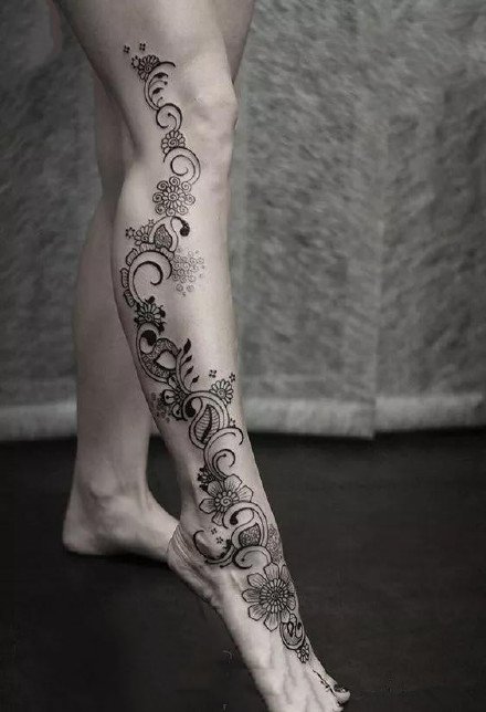 适合女性的很性感黑灰点刺线条纹身