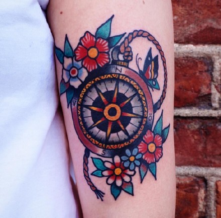 红色调很漂亮的oldschool风格的纹身图案