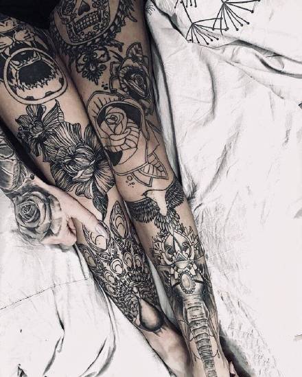 女生两腿上的成对黑灰花腿纹身图案