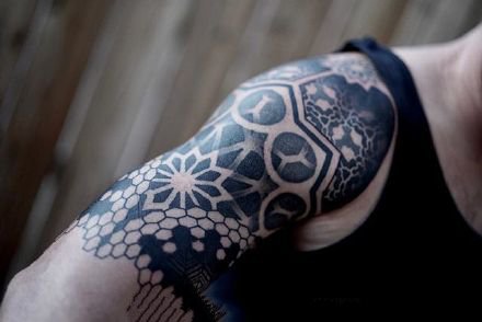 男性身上很霸气的点刺繁花图腾纹身图案