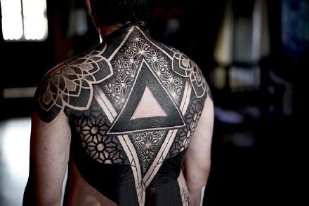 男性身上很霸气的点刺繁花图腾纹身图案