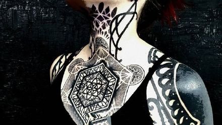 男性身上很霸气的点刺繁花图腾纹身图案