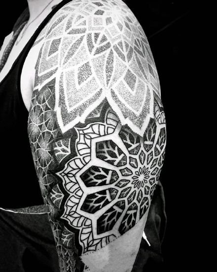 男性身上很霸气的点刺繁花图腾纹身图案